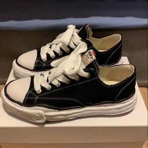 Maison Mihara Yasuhiro
Hank low-top sneakers